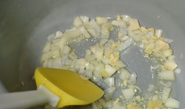 1. Этап. Курица карри в мультиварке: На мультиварке установите программу 