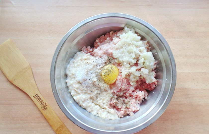 1. Этап. Котлеты по-украински: Добавьте желток яйца, соль и перец черный молотый.