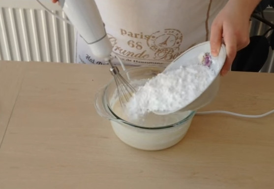 1. Этап. Фруктовый торт: 7. Сметану взбейте миксером, после этого частями добавляете сахарную пудру и взбиваете. Получилась жидкая консистенция, в которую добавляете 2 пакетика загустителя для сметаны и взбиваете.