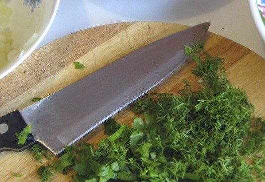 1. Этап. Свинина тушеная в горшочке: 7. Вымыть, просушить и измельчить свежую зелень.