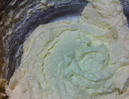 1. Этап. Творожник классический: 2. Добавьте к получившейся массе манку и перемешайте.