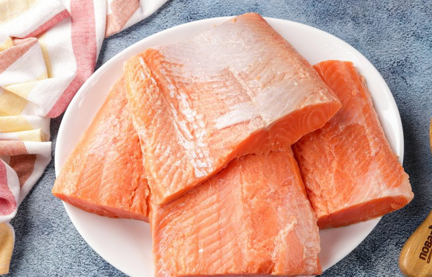 1. Этап. Слабосолёная форель в домашних условиях: Разрежьте рыбу на 2-4 пласта, в зависимости от размера, удалите хребет, крупные кости и плавники. Отрежьте тешу — жирную полосу на брюшке. Измерьте вес рыбы. У меня получилось 2 кг. форели для засолки. Шкурку я аккуратно снимаю, но можете оставить. В таком случае тщательно поскоблите тушку предварительно ножом, счищая чешую, а затем промойте.