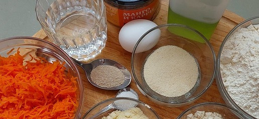 1. Этап. Морковные пироги с индейкой: Подготовить ингредиенты теста. Морковь нужна свежая, натертая на мелкой терке, приправа называется 