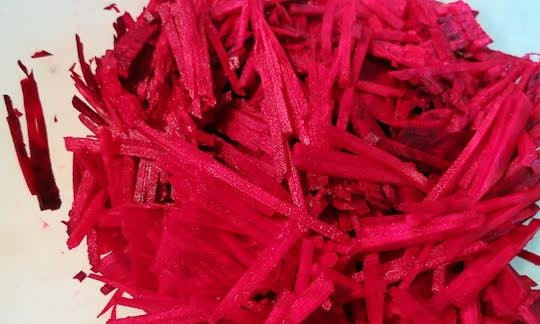 1. Этап. Борщ сибирский: 4. Параллельно измельчите очищенную свеклу.