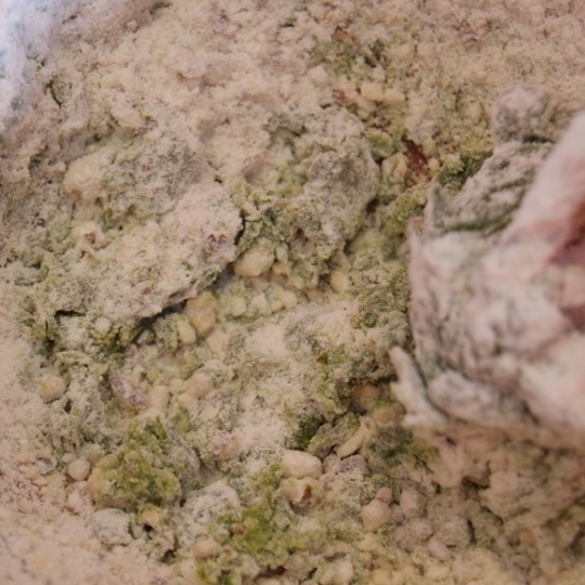 1. Этап. Печенье с зеленым чаем: Подсыпаем к нашей зеленой массе смесь муки и миндаля.