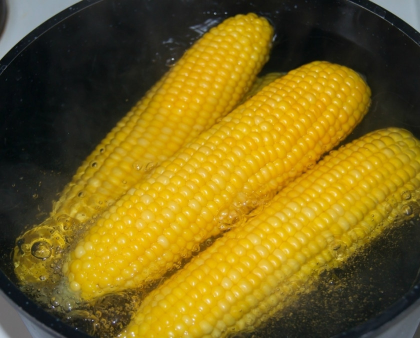1. Этап. Кукуруза по-мексикански: Чистим початки кукурузы от листьев и волосков и кладем в глубокую кастрюлю. Заливаем водой, доводим до кипения и таким образом варим ее в течение 20 минут.