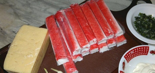 1. Этап. Крабовые палочки с сыром: 1. Вот такой простой набор ингредиентов всего через 15 минут способен стать отличной и довольно сытной закуской.