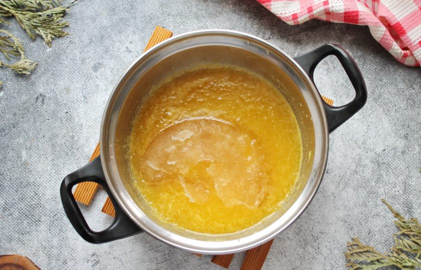 1. Этап. Апельсиновые конфеты: В горячую массу выложите набухший желатин.