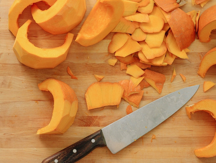 1. Этап. Рагу с нутом и тыквой: 1. Сладкую тыкву очистите от кожуры, нарежьте небольшими ломтиками, затем измельчите кубиками.