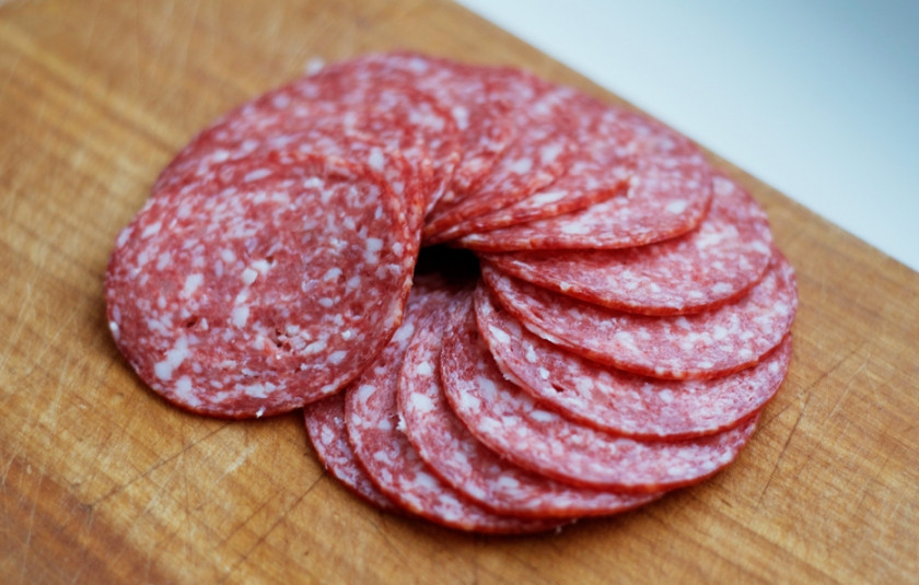 1. Этап. Тарталетки с ветчиной и помидорами: А пока займемся начинкой. Режем ветчину кольцами.