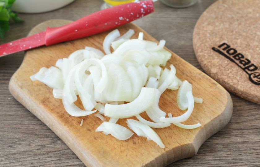 1. Этап. Курица в яично-сырной заливке: Нарежьте лук полукольцами.