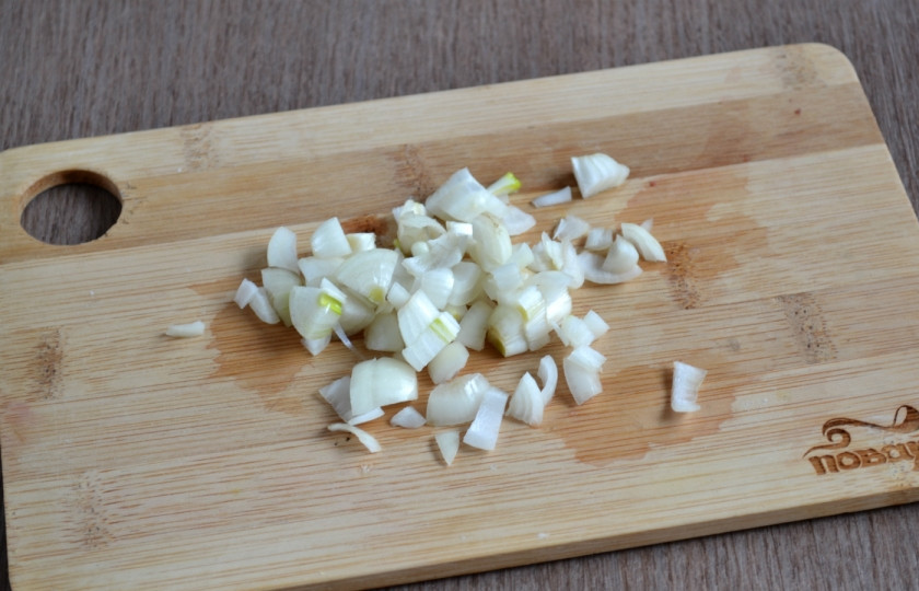 1. Этап. Тушеная квашеная капуста в мультиварке: 4. Луковицу порежьте мелкими кубиками.