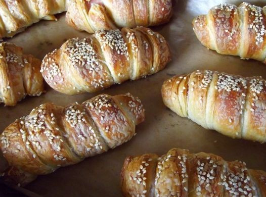 1. Этап. Слойки с курицей: Выпекать слойки в духовке при температуре 180 градусов до готовности.