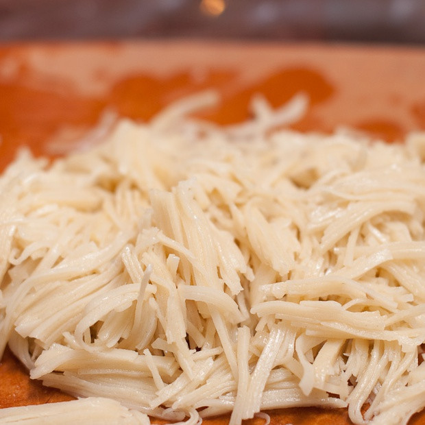 1. Этап. Норин: Теперь нарезаем тесто очень мелкими соломинками.