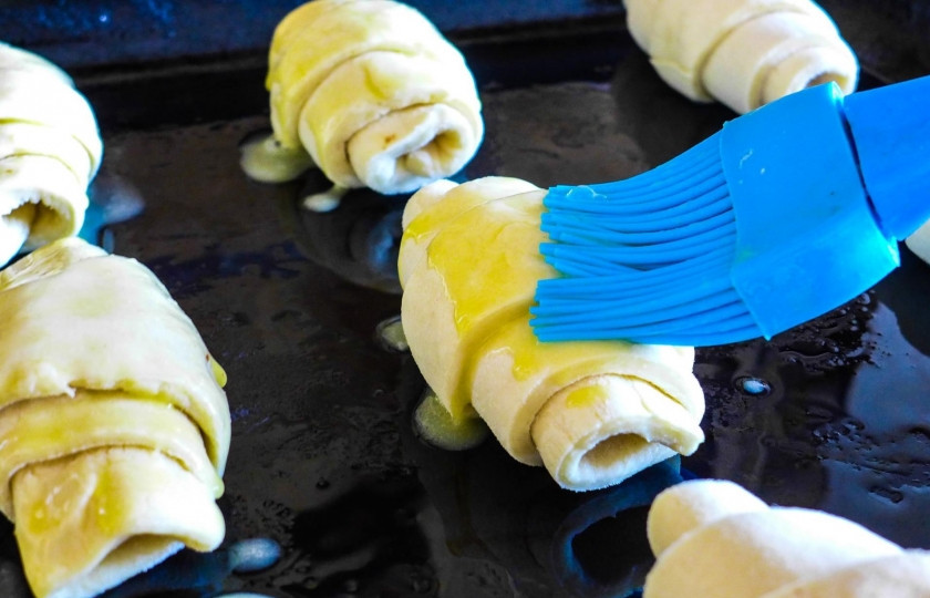 1. Этап. Круассаны с начинкой: Смажьте круассаны взбитым яйцом, чтобы они красиво подрумянились. Отправьте в разогретую до 220 С духовку на 15-30 минут (зависит от размеров круассана).