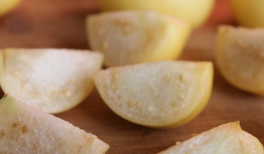 1. Этап. Конфитюр из физалиса: Физалис очистить от чехликов, промыть и обдать крутым кипятком. Нарезать дольками