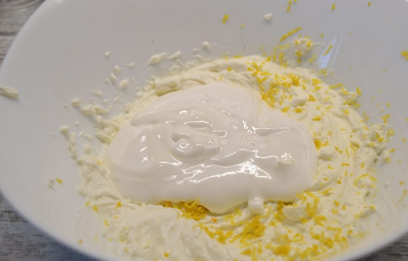 1. Этап. Пирог с грушей и сыром: К маскарпоне добавьте оставшийся сахар, лимонную цедру, всыпьте ванилин, взбейте до пышности, выложите взбитый с сахаром яичный белок.