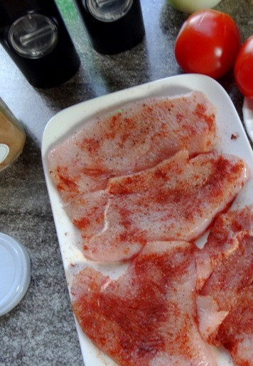 1. Этап. Индейка под шубой на гриле: Посолить, немного поперчить с обеих сторон, приправить паприкой.