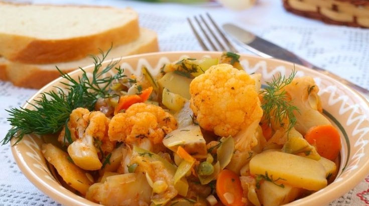 1. Этап. Овощное рагу с цветной капустой и картошкой: Заливаем овощи, добавляем измельченный чеснок и тушим минут 15, до готовности капусты. Готовое овощное рагу с цветной капустой и картошкой подаем горячим, с зеленью. Приятного аппетита!