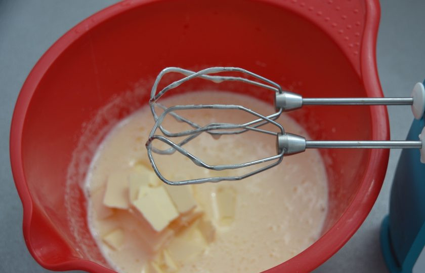 1. Этап. Итальянское яблочное печенье: Добавьте размягченное сливочное масло, взбейте.