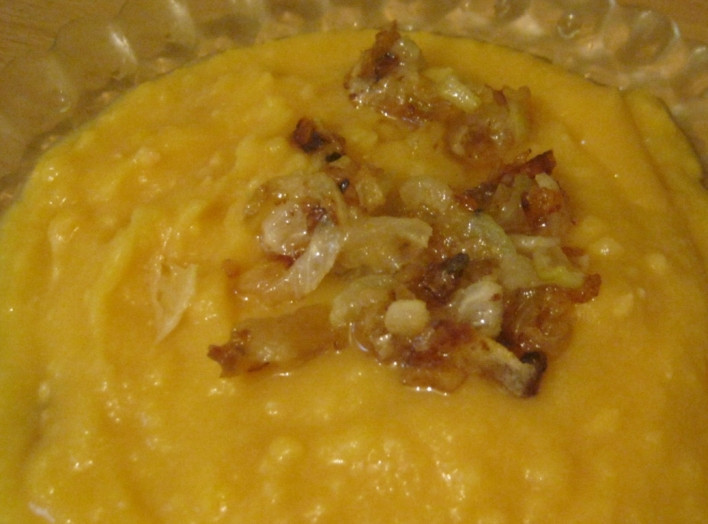 1. Этап. Пирожки с горохом в духовке: 6. Готовится начинка около часа: в холодную воду засыпьте горох и доведите его до кипения, снимая постоянно пену. Не спешите солить, чтобы горох разварился. Тем временем обжарьте лук и в конце приготовления добавьте его к пюре. Не забывайте постоянно помешивать кашу, чтобы она не пригорела. Вот и пюре готово, дайте ему остыть.