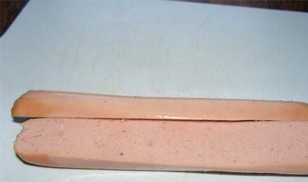 1. Этап. Хот-дог с горчицей: 1. Сосиски очищаем от пленки и разрезаем на две части.