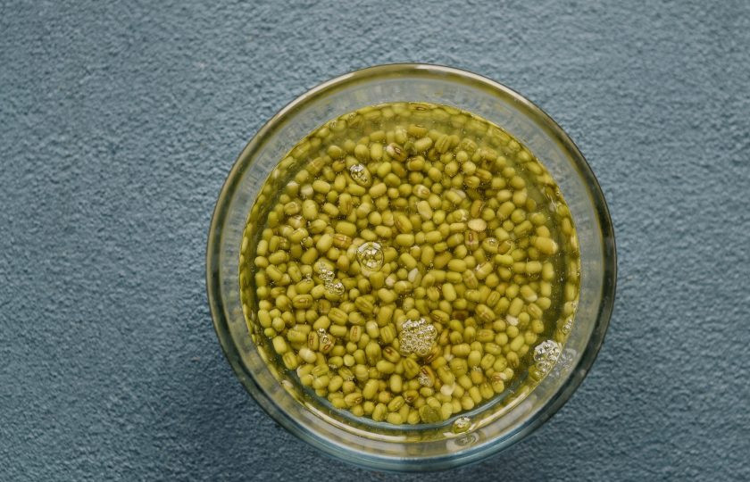 1. Этап. Рис с машем: Маш предварительно замочите на ночь в воде. После промойте в чистой воде и переберите.