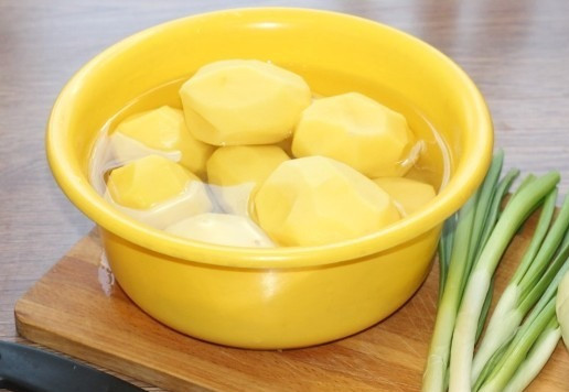 1. Этап. Слоеные пирожки с луком и картошкой: 3. Приготовим начинку. Очищаем овощи. И нарезаем - картофель половинками. Отвариваем картофель в подсоленной воде до готовности.