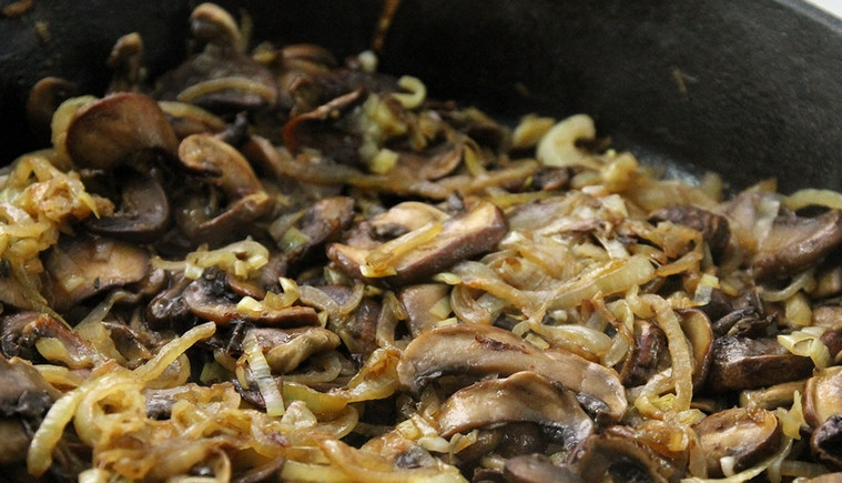 1. Этап. Запеканка с брокколи, и сыром, и грибами: Прогреваем духовку до 190 градусов. Растапливаем в глубокой сковороде масло. Выкладываем лук и грибы, порезанные пластинками. Обжариваем вместе 10 минут, помешивая.