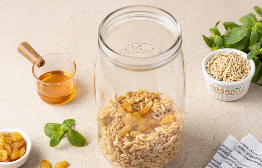 1. Этап. Квас овсяный с медом и изюмом: В банку к разбухшему овсу снова добавьте мед и изюм.