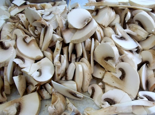 1. Этап. Французские отбивные из свинины в духовке: 2. Вымытые и очищенные грибы нарезаю тонкими пластинами.