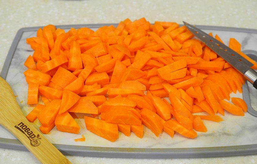 1. Этап. Плов по-хорезмски: 5. Морковь нарежьте брусочками.