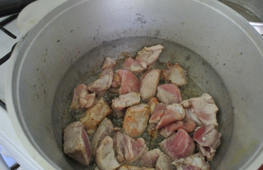 1. Этап. Жаркое из говядины с картошкой: В казане разогреваем масло растительное, обжариваем мясо.