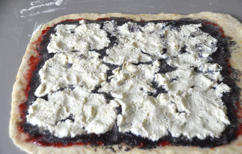 1. Этап. Венский рулет: Сверху на мак выложите творожную начинку.