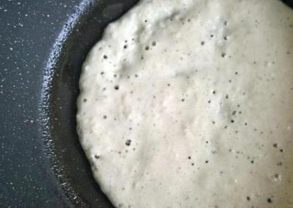 1. Этап. Белорусские блины: Нагреваем сковороду, смазываем растительным маслом и выливаем на нее тесто.