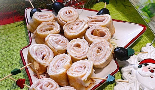 1. Этап. Закусочные блины с ветчиной и сыром: Нарезать по 2 см. шириной, подать на шпажках, добавив маслины.