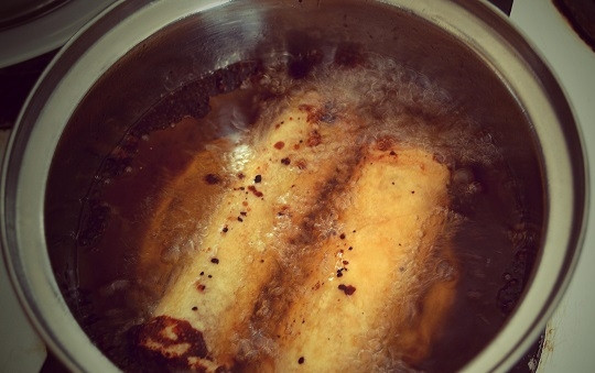 1. Этап. Спринг роллы с бананом: 6. А дальше останется только опустить роллы в разогретое растительное масло и очень быстро обжарить до румяной корочки.