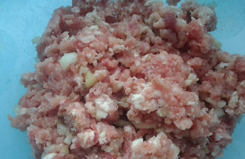 1. Этап. Клецки из картошки: В фарш добавьте лук, перец, чеснок, петрушку и соль. Хорошо перемешайте.