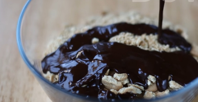 1. Этап. Австралийское пирожное: 4. Перемешайте печенье и шоколадную массу.