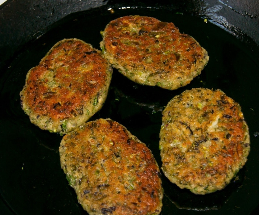 1. Этап. Котлеты из икры: Слепите котлеты, поджарьте их на медленном огне с двух сторон, до приятного золотистого цвета. Готово! Подаем, украсив зеленью и овощами. Приятного аппетита)