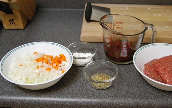 1. Этап. Английский Пастуший пирог классический: 3. Нарежьте луковицу, сельдерей и морковь мелкими кубиками. Подготовьте говяжий бульон и фарш.