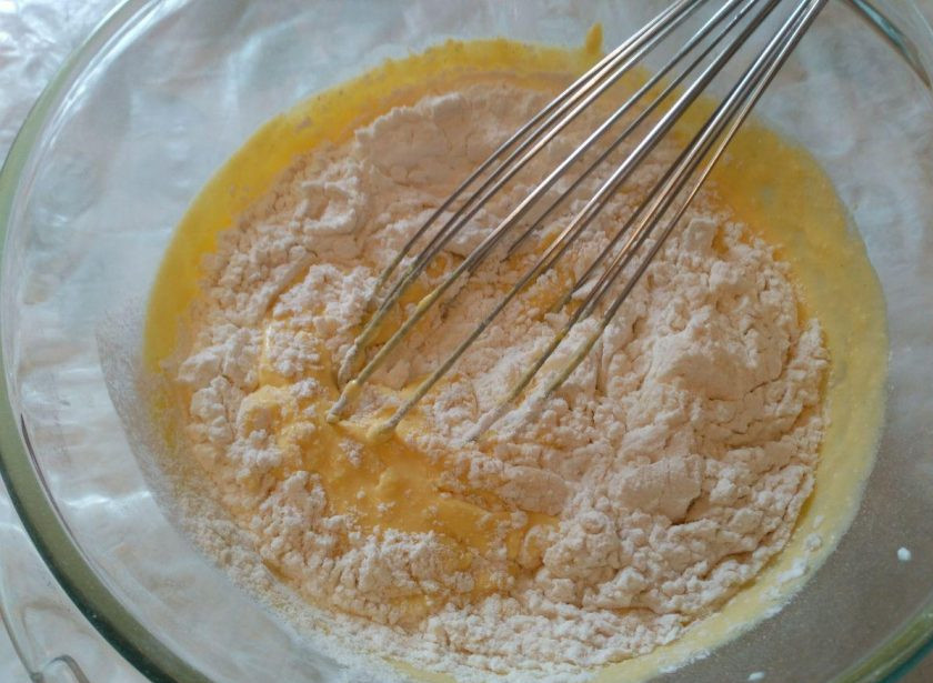 1. Этап. Японский хлопковый чизкейк: Соедините пшеничную муку и крахмал, а затем при просеивании введите эту смесь в жидкую массу, хорошо перемешайте.