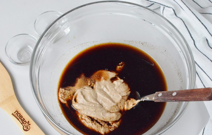 1. Этап. Черный хлеб на закваске: Теплую воду с солодом перемешайте с закваской, солью и сахаром.