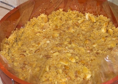 1. Этап. Чизкейк Филадельфия: Если у вас неразъемная форма для запекания, застилаем ее разрезанным рукавом для запекания. Выкладываем смесь из масла и печенья, хорошо утрамбовываем. Можно сделать бортики. Отправляем в разогретую до 180 градусов духовку на 10 минут.