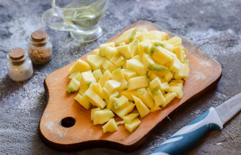 1. Этап. Запеканка из курицы и тыквы: Тыкву очистите и сполосните, после нарежьте мякоть небольшими кубиками.