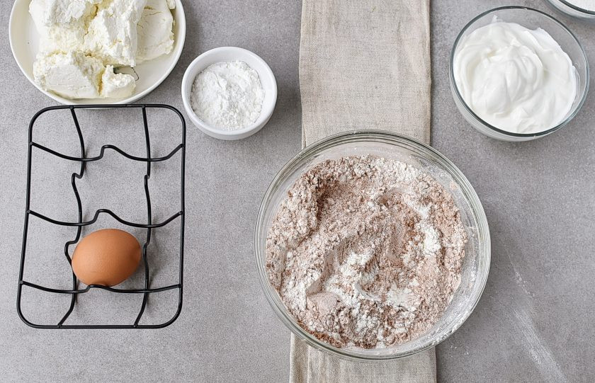 1. Этап. Шоколадный пирог с творогом: В отдельной миске смешайте муку, соль, какао-порошок и разрыхлитель.