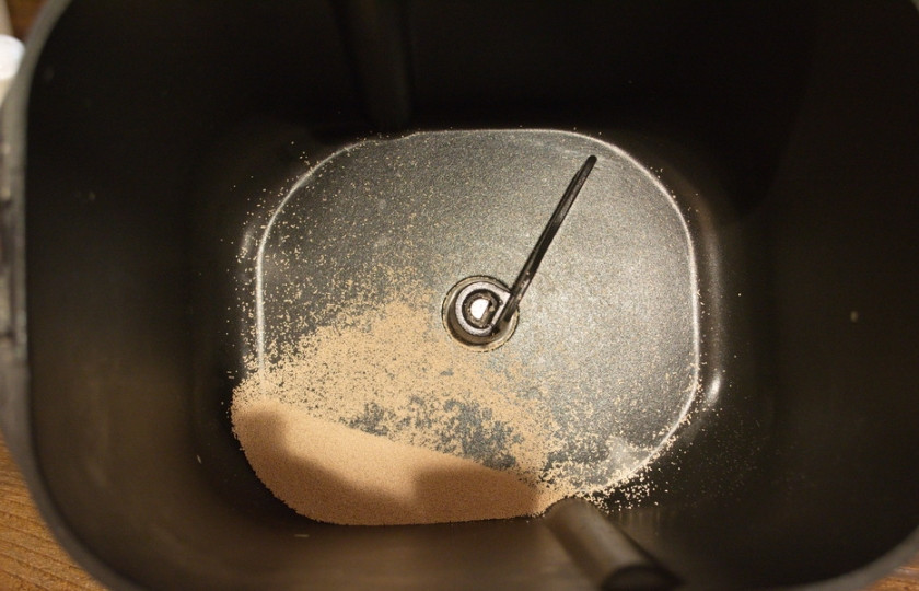 1. Этап. Тесто для пирога с курицей: 1. Приготовление теста доверяю хлебопечке, но по этому же рецепту можно замесить тесто руками. Итак, в ведерко хлебопечки всыпаем дрожжи.