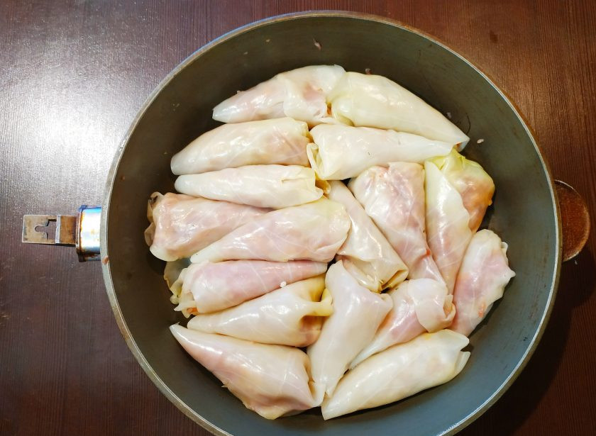 1. Этап. Сарма (турецкие голубцы): Уложите все конвертики в чугунную сковороду, плотно прижимая друг к другу.