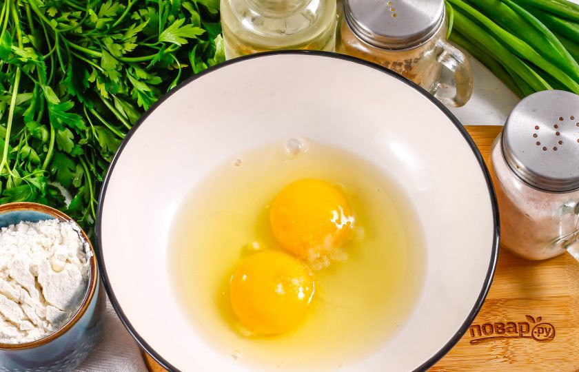 1. Этап. Блинчики с кальмарами: Куриные яйца вбейте в глубокую емкость, всыпьте пару щепоток соли и взбейте примерно 1-2 минуты.