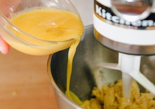 1. Этап. Шу: 4. Взбивать рекомендую миксером, чтобы тесто получилось воздушным. По одному добавляйте яйца (или можно сразу взбить их в небольшой мисочке и затем вливать тонкой струйкой), продолжая взбивать.